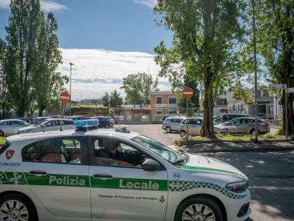 Multe nel cortile di casa del bimbo disabile. Mani tese alla famiglia