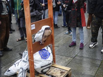 La violenza di anarchici e No Tav: Draghi "decapitato" in piazza