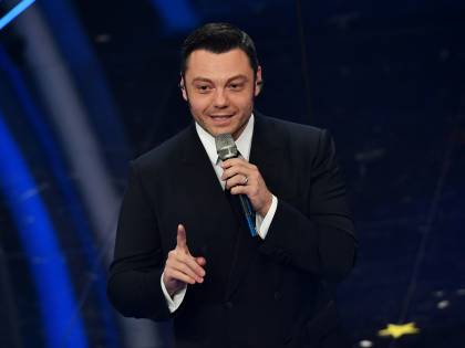 Dai versi omofobi su Tiziano Ferro e i würstel al silenzio su Amazon (di cui è testimonial)