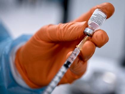 "Vaccinazioni in Lombardia, ospedali privati in prima linea"