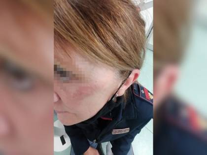Calci e pugni contro l'agente: la furia della donna durante il controllo anti Covid