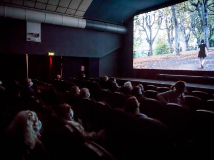 Il cinema ricomincia da "Due" per raccontare la solitudine