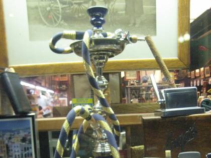 Litigano e lei lo ammazza con un ago da narghilè