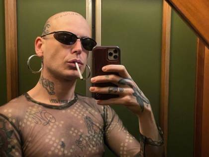 L'attacco choc di Gemitaiz alla polizia: "Fate schifo, non avete le palle"