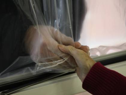 Le Rsa riaprono alle visite, Speranza firma l Le Rsa riaprono alle visite, Speranza firma l