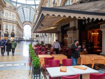 Il pranzo al ristorante, la pioggia e le multe. Scoppia la protesta: "Vogliamo regole certe"