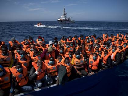 Mille migranti "invadono" l'Italia. Lega in pressing su Draghi