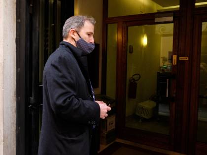 La mossa di Casaleggio dopo lo strappo con Conte: ora sostiene la Raggi