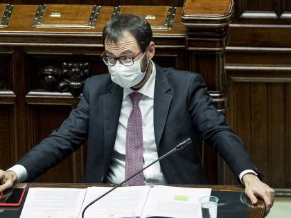 Grillini in tilt tra Patuanelli e il caso Formigoni. M5s e Pd, pressing per legge "salva Napoli"