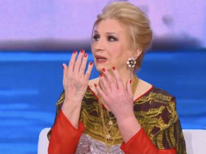 Isola, paura per Iva Zanicchi che abbandona lo studio: "Faccio un salto al pronto soccorso" Isola, paura per Iva Zanicchi che abbandona lo studio: "Faccio un salto al pronto soccorso"