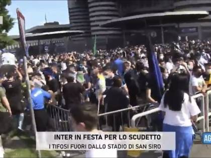 Torna la carica dei 3mila interisti. Assembramenti fuori San Siro Torna la carica dei 3mila interisti. Assembramenti fuori San Siro