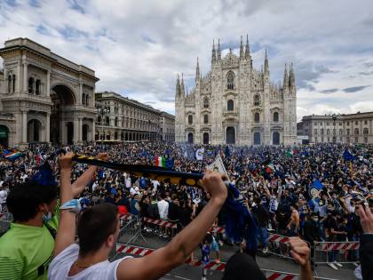 Ormai il distanziamento è tra le regole e la realtà