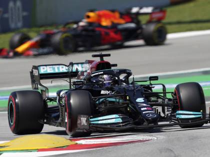 Hamilton a quota 100, ma non va in pensione. E Leclerc fa il miracolo