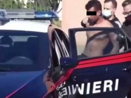 La lite, la bottiglia rotta, l'aggressione ai passanti: la furia dello straniero in strada