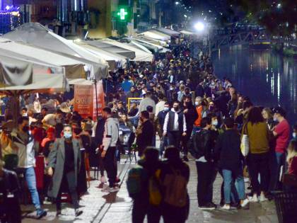 Bottiglie contro gli agenti, vigili aggrediti: movida violenta contro il coprifuoco
