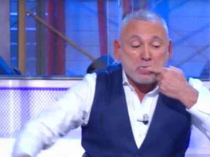 Incidente ai Soliti ignoti: attore si taglia in diretta. Sangue e paura in studio