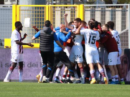 "Calci e pugni affinché il papà capisca": l'aggressione choc dei tifosi della Salernitana