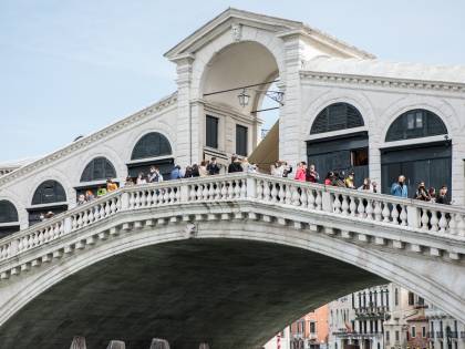Venezia riscopre l'assalto: in un giorno 30mila turisti (ma con le gondole a secco)