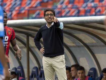 Allena la squadra rivale: aggrediscono la figlia