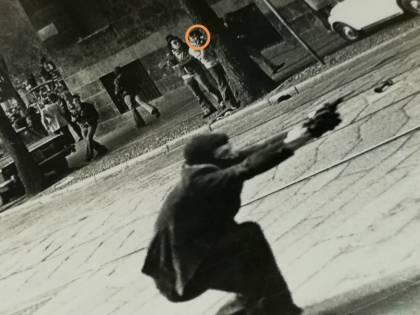 Gli scatti segreti del reporter di sinistra: cosa c'è dietro la foto simbolo degli Anni di piombo