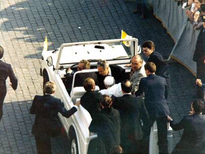 Quarant'anni fa l'attentato a Papa Wojtyla. Ma movente e regia restano un mistero