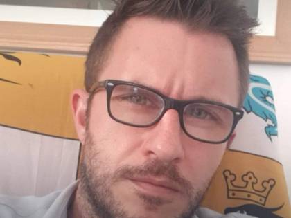 Vuol far spostare un'auto. Sindaco preso a schiaffi