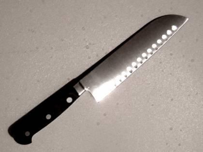 Uccide la madre a coltellate e le strappa il cuore Uccide la madre a coltellate e le strappa il cuore