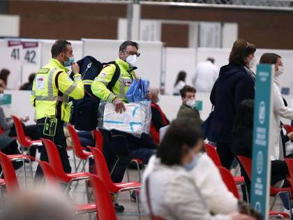 Vaccini in vacanza, la Lombardia frena. "Dovrete tornare per fare il richiamo"