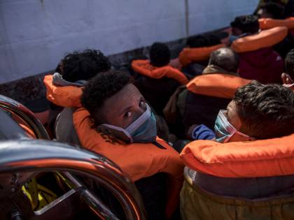 "Salvare i migranti", "Fermateli". Scoppia l "Salvare i migranti", "Fermateli". Scoppia l