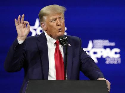 Facebook sospende Trump per due anni. Il tycoon: "Abuso insopportabile"