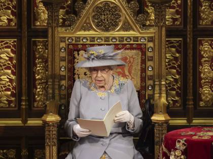 La Regina omaggia Filippo con una birra. (E intanto ci guadagna)