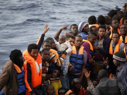 Tensione alle stelle in Libia. Bomba migranti sull’Italia