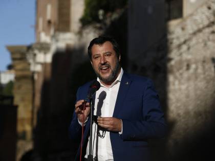 I migranti milionari, Salvini non sequestra e Biden: quindi, oggi...
