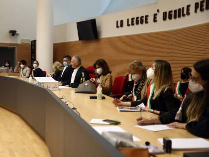 "Faceva soldi sulle tragedie". E il magistrato va a processo.