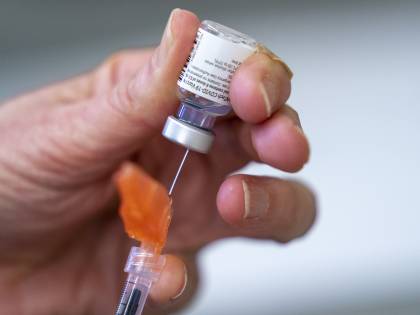 FdI accusa, l'Iss risponde: cosa c'è di vero sul vaccino "che dura 17 anni"