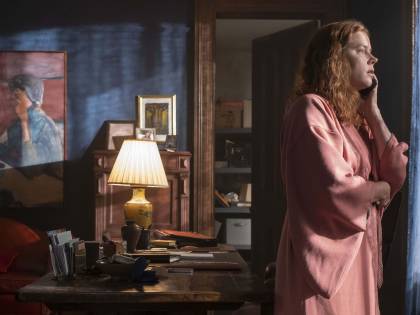 “La donna alla finestra”, film alla Hitchcock, spreca un cast stellare