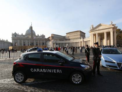 Movida sempre più violenta: sassi e bottiglie contro gli agenti