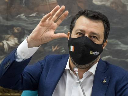 "Basta", "Riaperture ponderate". È lite Salvini Speranza "Basta", "Riaperture ponderate". È lite Salvini Speranza