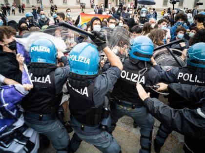 Corte anti Ddl Zan, insulti a Salvini: scontri polizia centri sociali Corte anti Ddl Zan, insulti a Salvini: scontri polizia centri sociali