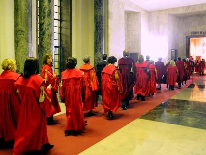 E nel silenzio generale crollò un potere dello Stato