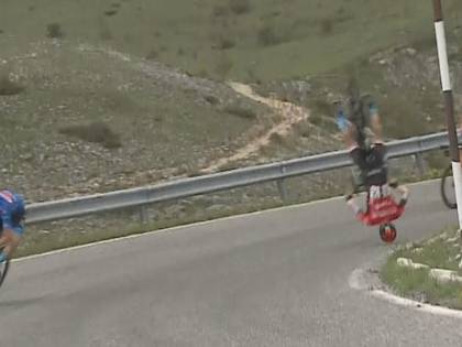 Volo in discesa e bici spezzata: incidente choc al Giro Volo in discesa e bici spezzata: incidente choc al Giro
