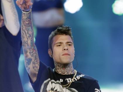 "Fedez mi ha censurato". Così il rapper ha bloccato il prete