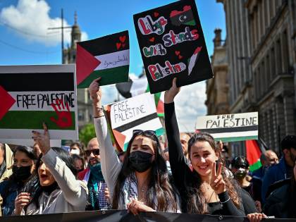 Gli attacchi antisemiti in crescita in Occidente. Merkel: "Vergognoso"