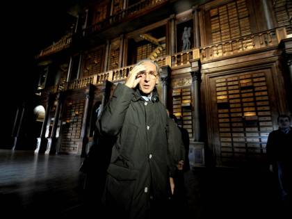 Sms con un verso di Battiato alla moglie: lei chiama il 112