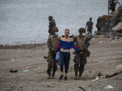 L'assalto, poi lo sfondamento: così i migranti entrano in Europa