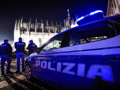 La furia degli algerini: spezzano la mano al poliziotto