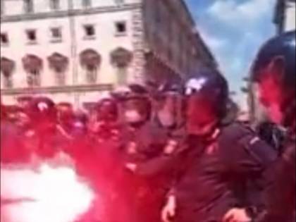 Tolgono il casco al carabiniere per pestarlo. L'odio choc dei manifestanti rossi