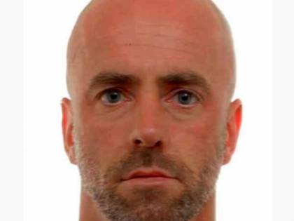 Negazionista armato minaccia un virologo: 350 poliziotti lo cercano