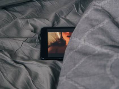 Il "suicidio" e il livido: la "stellina del porno" morta nel fiume