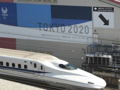 Macchinista in bagno, treno tarda 1 minuto: "Pagherà la sua colpa"